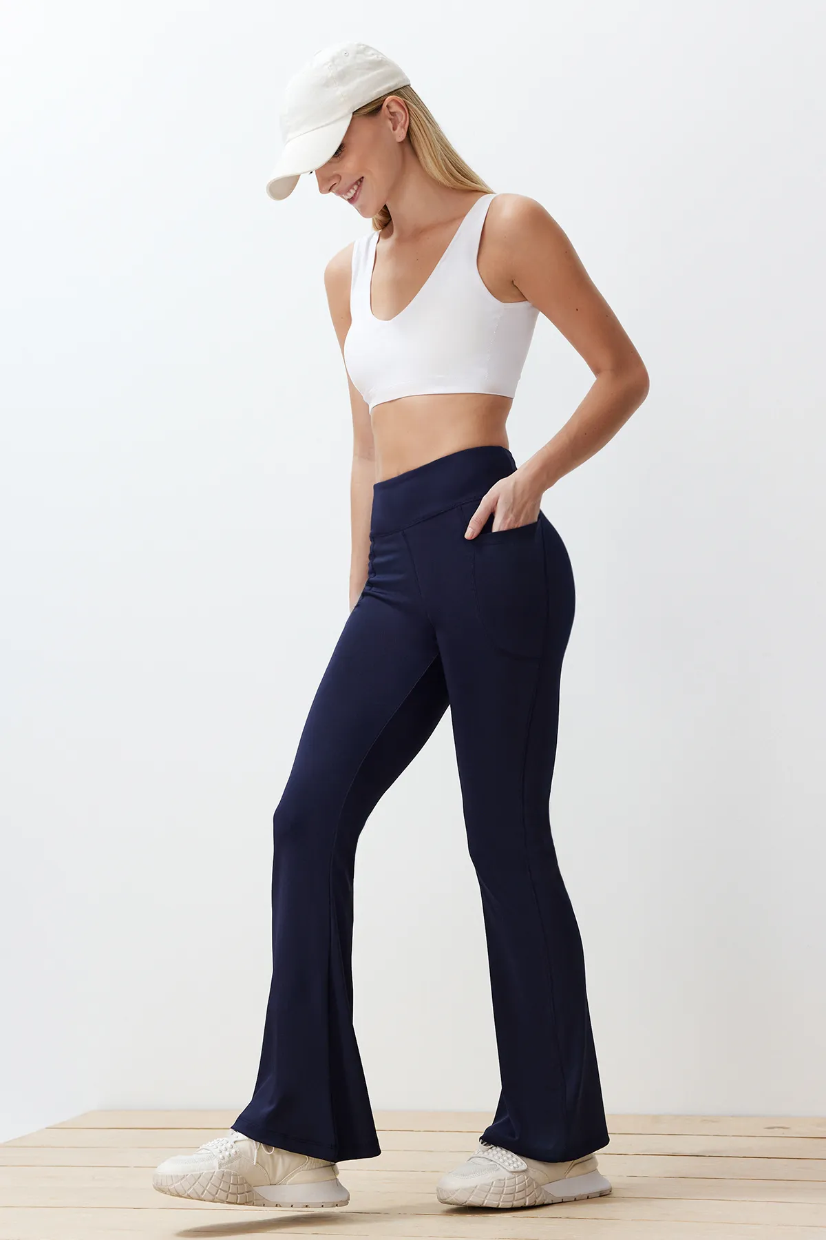 Trendyol Collection  Marineblaue, gestrickte Sport-Jogginghose aus Scuba/Tauchstoff mit entspannter Passform und spanischem Bein THMSS24EA00000