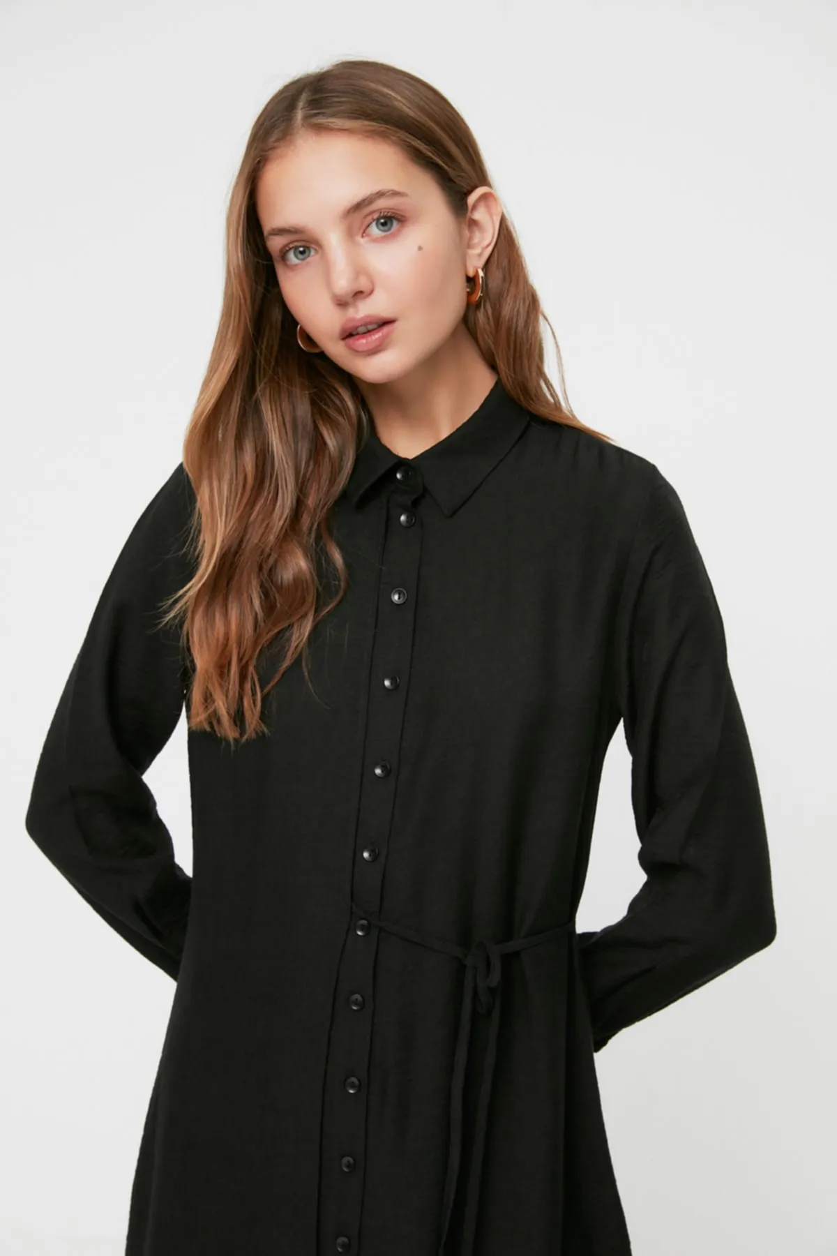 Trendyol Modest  Schwarzes, seitlich gebundenes, gewebtes Hemdkleid in Leinenoptik TCTSS22EB0025