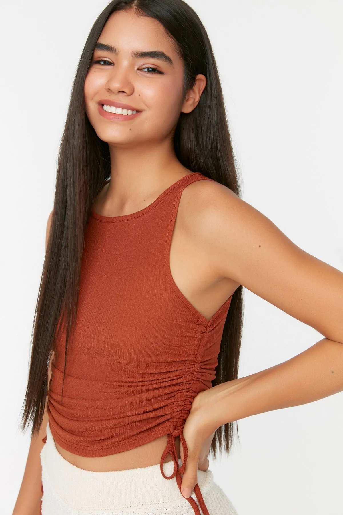 Trendyol Collection  Crop-Strickbluse aus faltigem Stoff mit Kachelraffung und detailliertem Muster THMSS22BZ1016