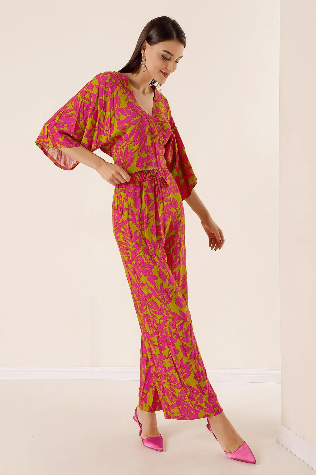 By Saygı  Vorne und hinten V-Ausschnitt, Fledermausärmel, Bluse, elastische Taille, Tasche, Palazzo-Hose, Blumenmuster, 2-teiliges Set