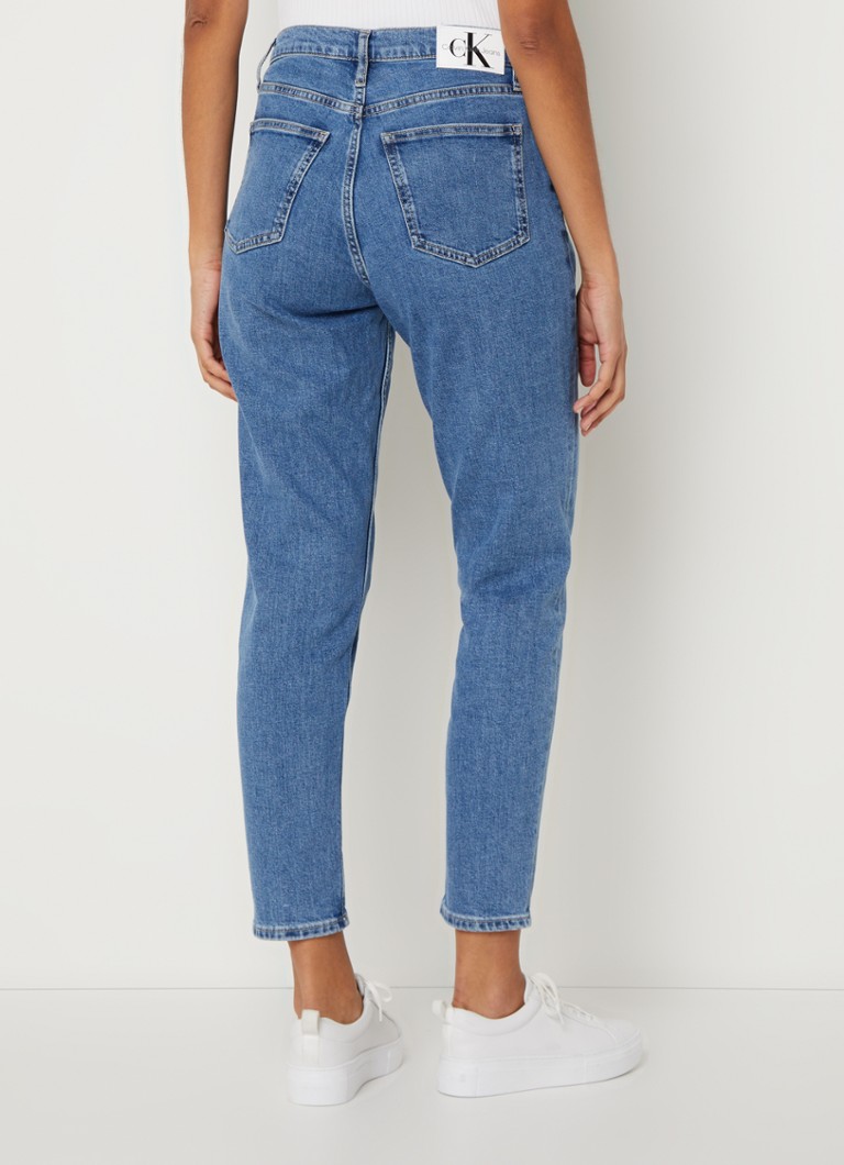 Blugi Calvin Klein mom fit, talie înaltă, croială scurtă, nuanță medie.