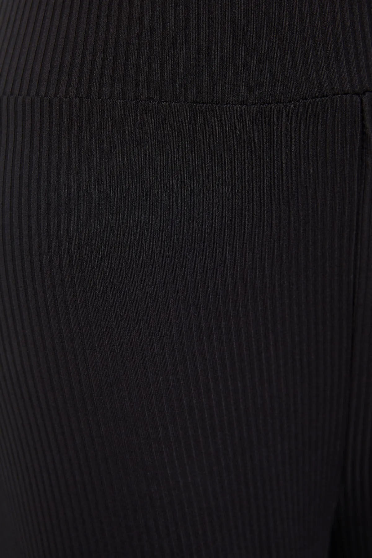 Trendyol Curve  Schwarze, weit geschnittene Strickhose TBSSS23AR00003