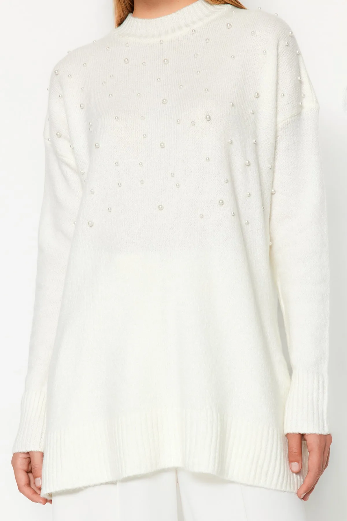 Trendyol Modest  Strickpullover mit Perlendetails in Ecru TCTAW24AK00131