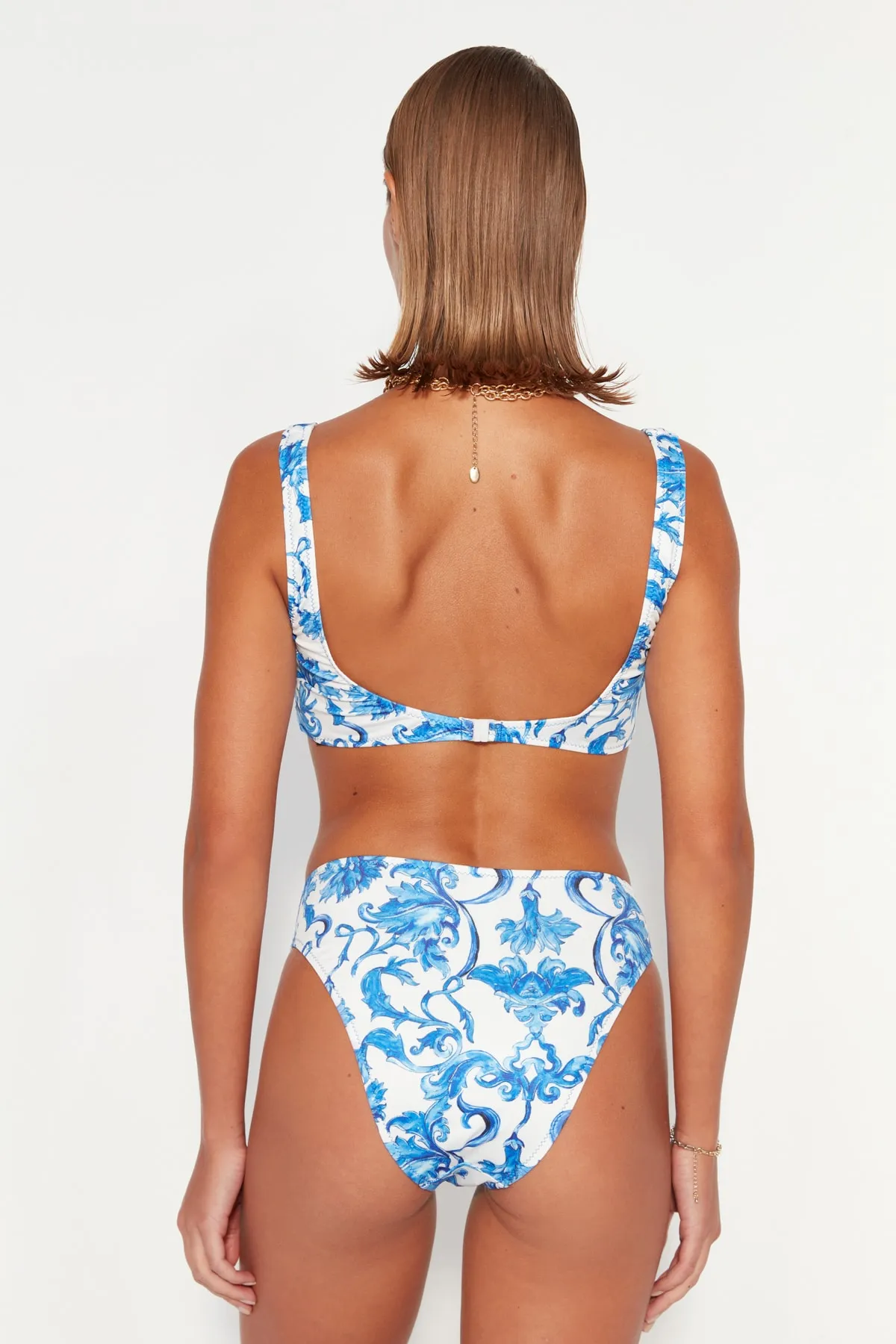Trendyol Collection  Bikinihose mit hoher Taille und hohem Beinausschnitt und Fliesenmuster TBESS23BA00189