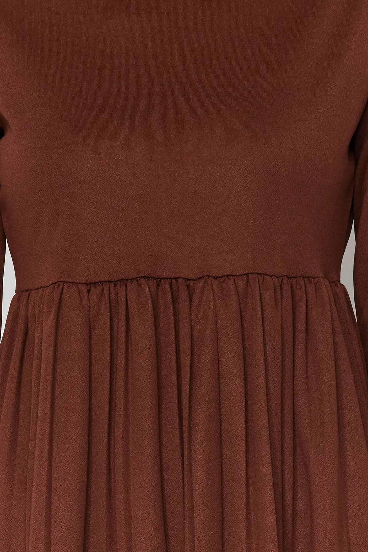 Trendyol Modest  Braunes, plissiertes Scuba-Strickkleid mit Rock TCTAW24EL00000