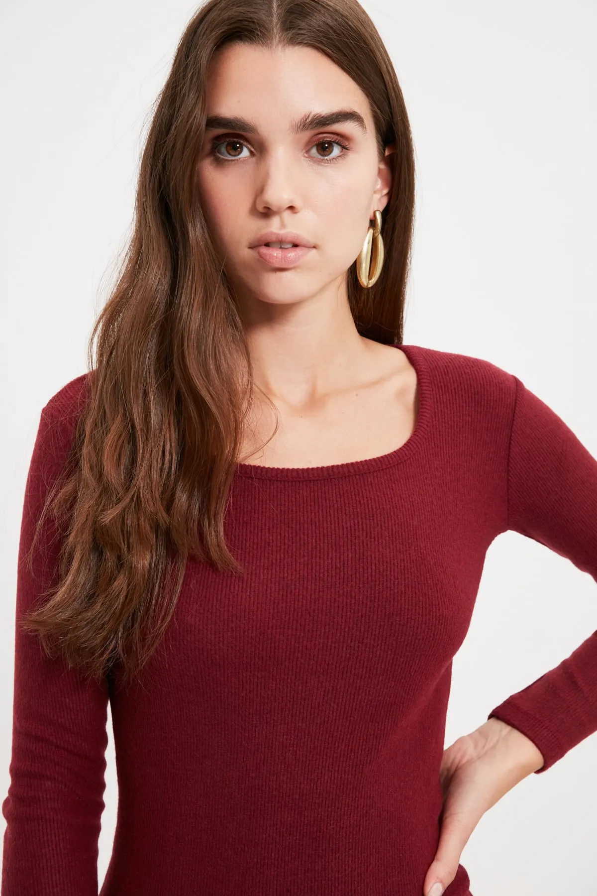 Trendyol Collection  Weinrotes, tailliertes, geschlitztes, rundhalsförmiges Mini-Bleistiftkleid aus flexiblem Strick mit Rippenmuster TWOAW21EL0135