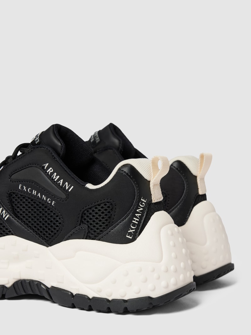 Sneaker mit Label-Details in schwarz