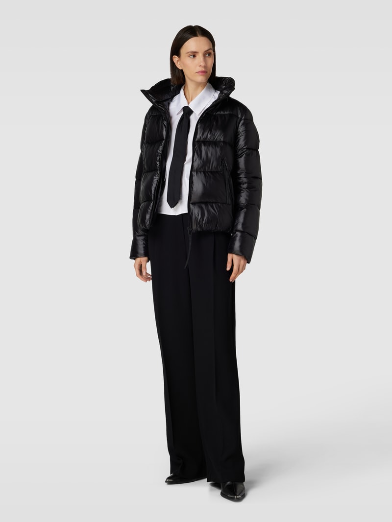 Steppjacke mit Label-Reißverschluss in schwarz