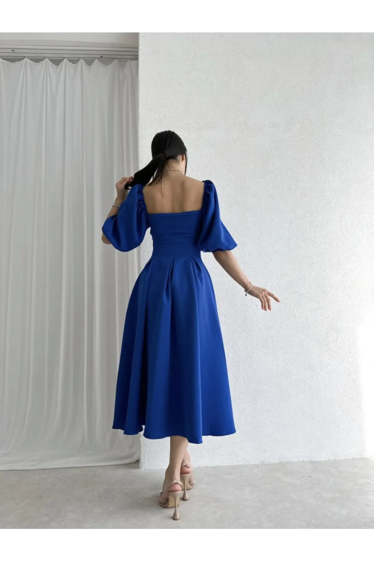 Afiş Butik  Saks – Blaues, plissiertes Midikleid mit eckigem Ausschnitt