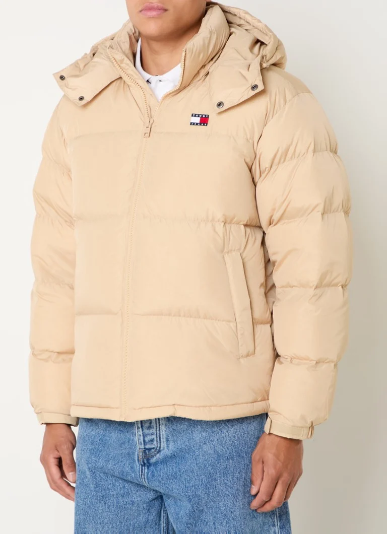 Jaqueta Tommy Hilfiger Puffer com enchimento de plumas e capuz removível.