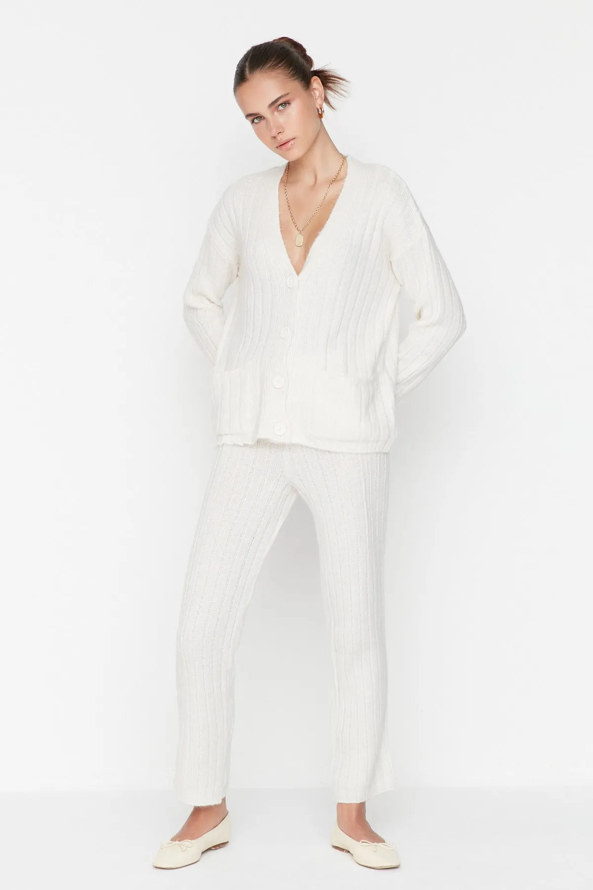 Trendyol Collection  Ecrufarbenes Set aus Strickjacke und Hose mit Knopfleiste, Oberteil und Unterteil