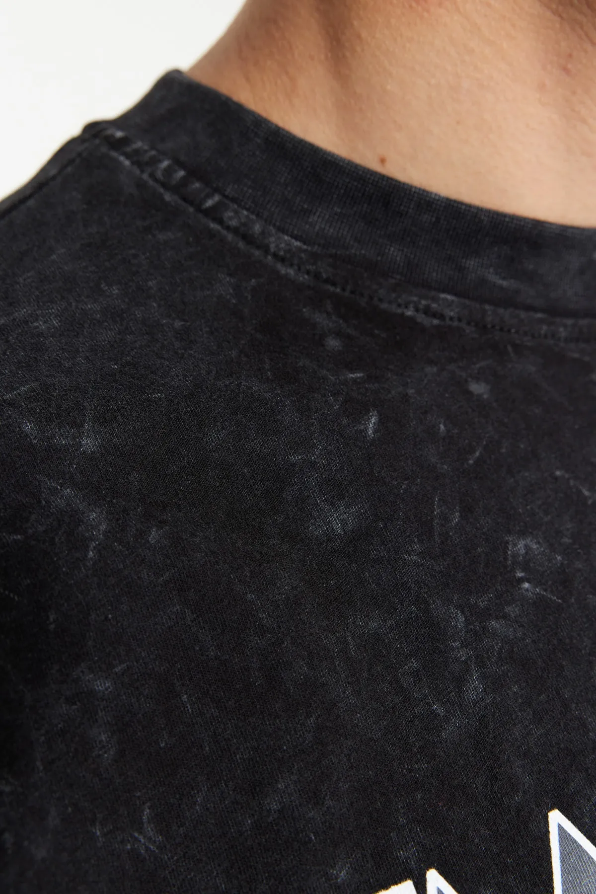 Trendyol Collection  Schwarzes, übergroßes/weites T-Shirt mit Distressed/Bellem Effekt-Rock-Print aus 100 % Baumwolle TMNSS23TS00167