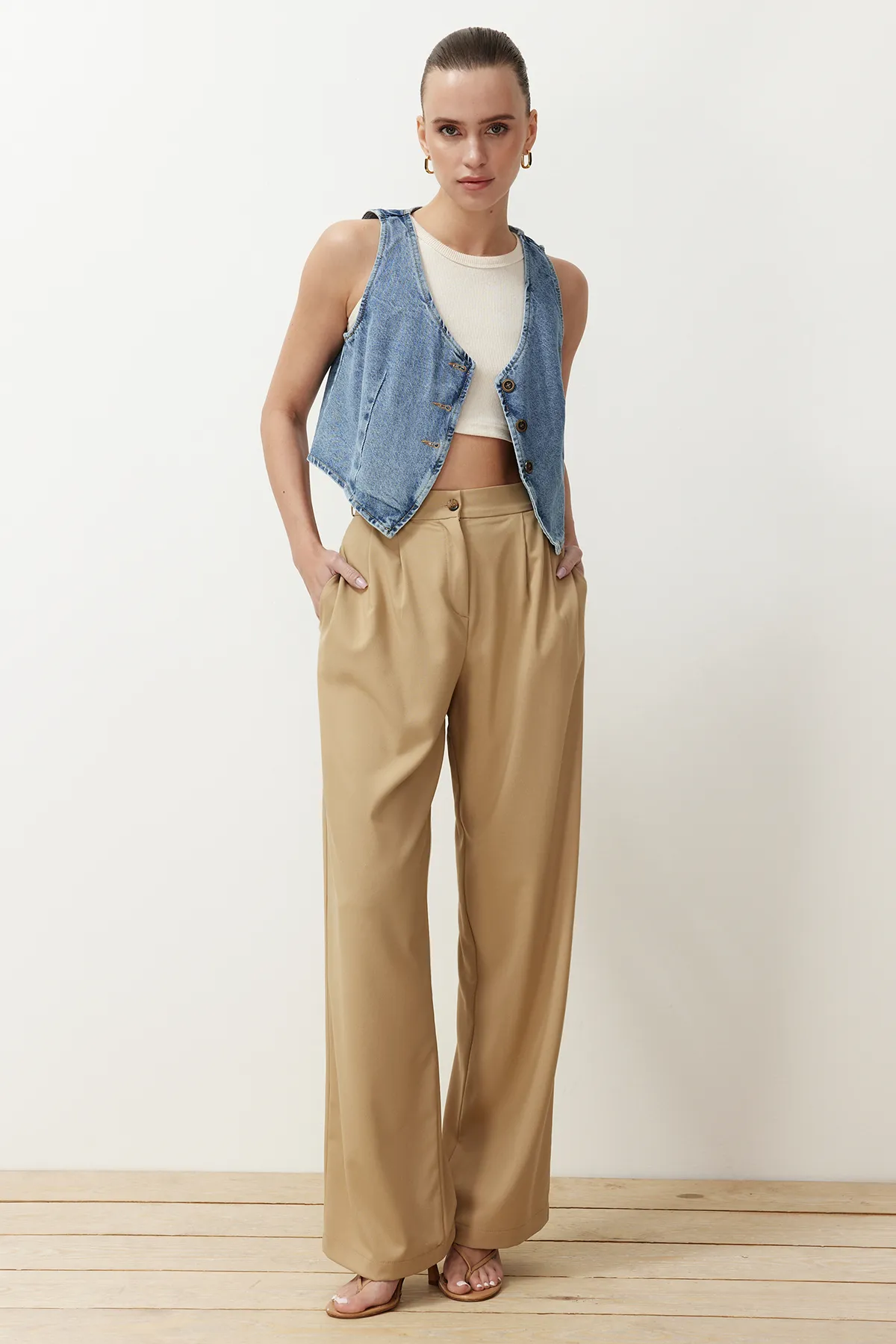 Trendyol Collection  Nerzfarbene Hose mit geradem Schnitt und Gürteldetail TWOSS24PL00023