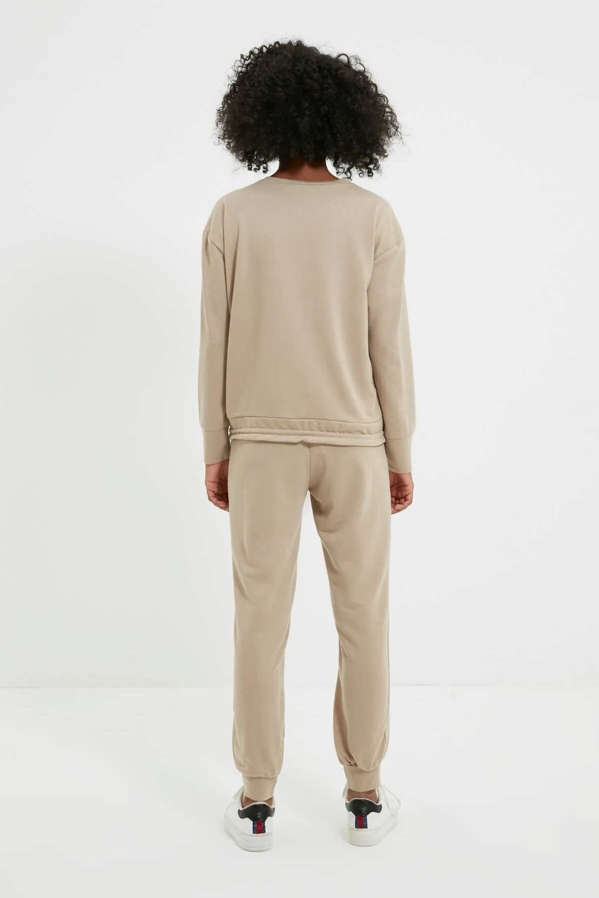 Trendyol Collection  Beiges Pyjama-Set aus 2-fädigem Strick mit detaillierten Nähten THMAW22EM0101