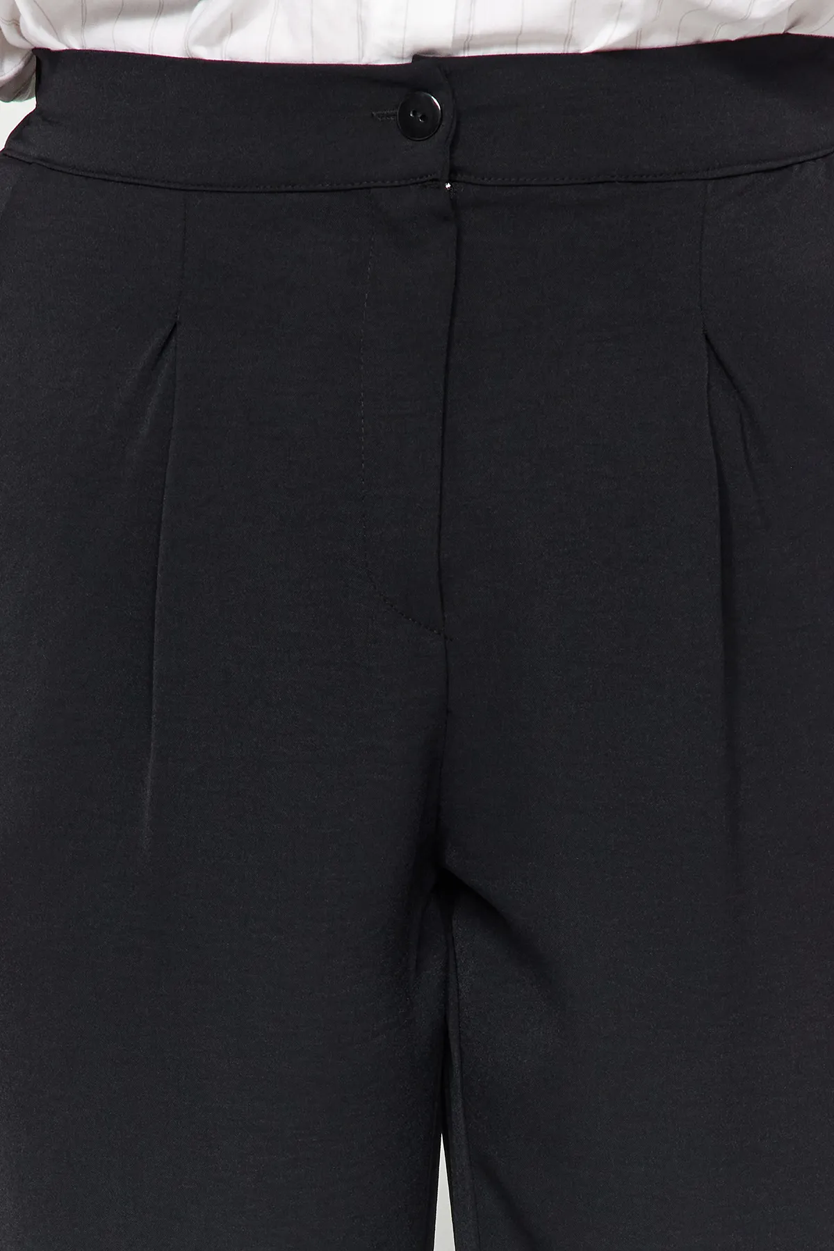 Trendyol Curve  Schwarze plissierte Webhose mit hoher Taille TBBSS22PL0448