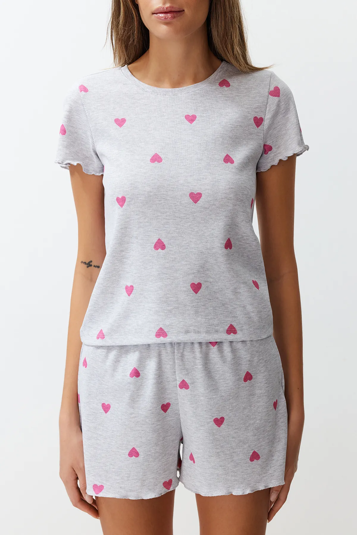 Trendyol Collection  Grau meliertes Pyjama-Set aus geripptem Strick-Pyjama mit bedrucktem Gummi und Herz-Slogan THMSS24PT00220