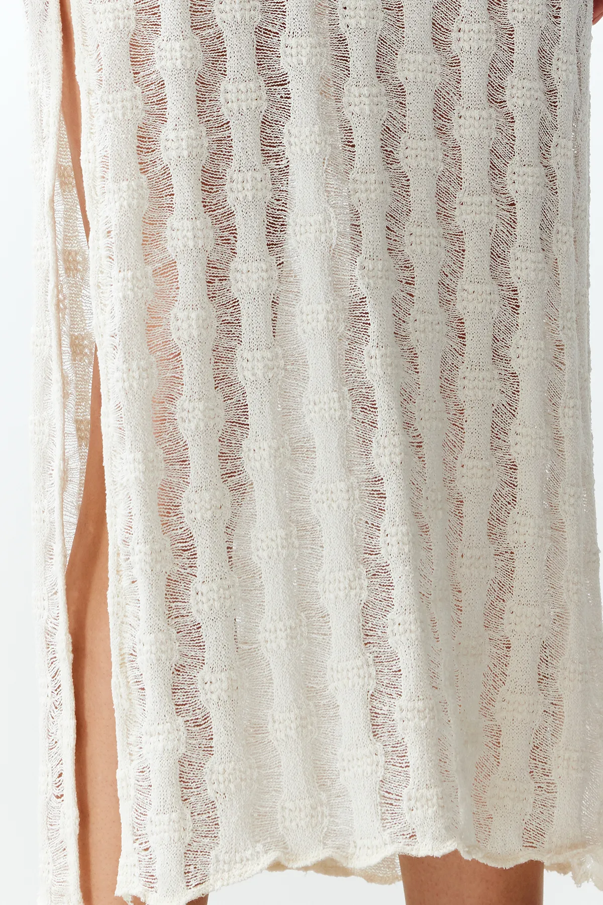 Trendyol Collection  Beigefarbenes One-Shoulder-Strandkleid im Maxi-Strick-Strick-Look mit Gürtel und Gürtel TBESS24EL00025
