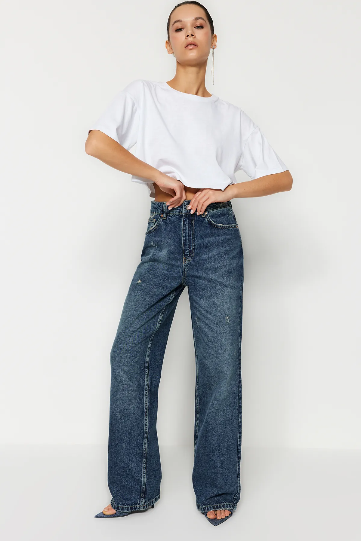 Trendyol Collection  Blaue, nachhaltigere, zerrissene Jeans mit hoher Taille und weitem Bein TWOSS24JE00023