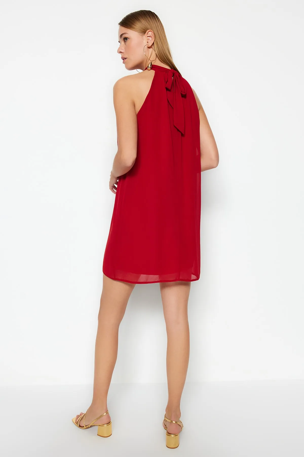 Trendyol Collection  Rotes gerade geschnittenes Mini-Webkleid mit Neckholder und Neckholder TWOSS23EL01059