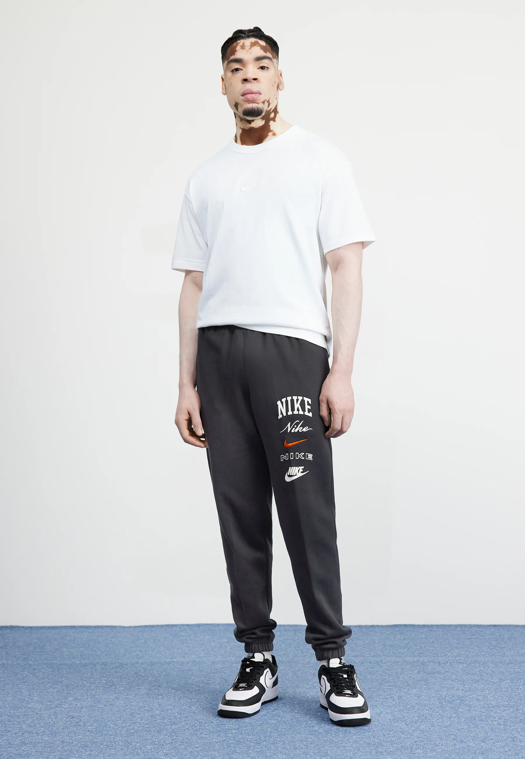 Nike Sportswear CLUB PANT STACK - Pantalones deportivos