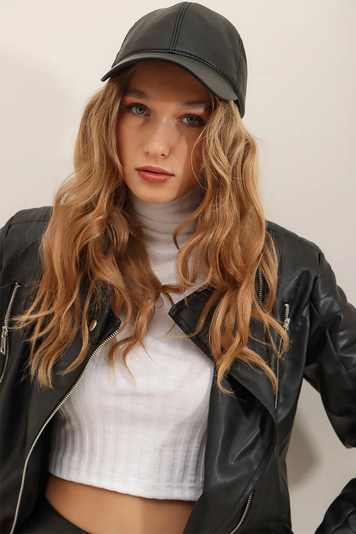 Trend Alaçatı Stili  Schwarzer Kunstlederhut für Damen ALC-A2404