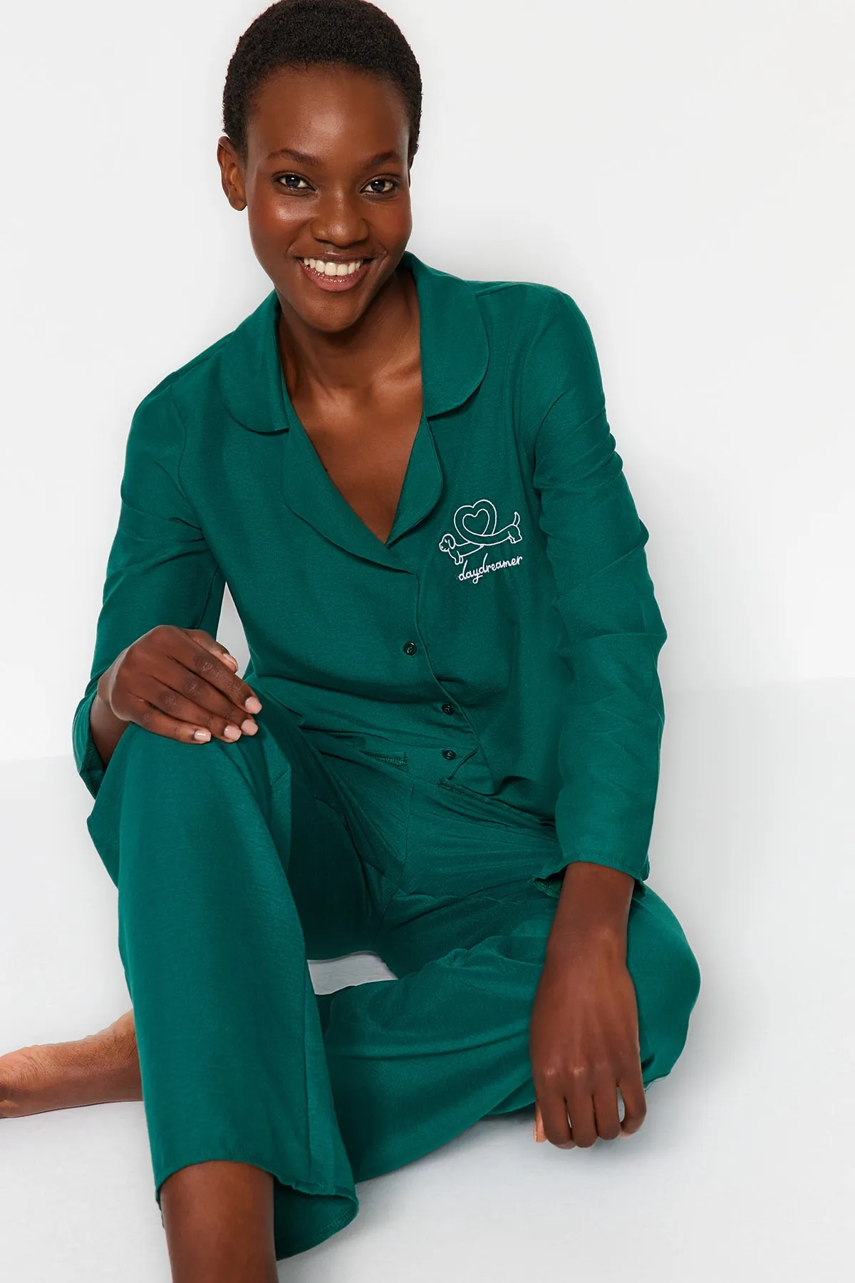 Trendyol Collection  Smaragdgrünes, besticktes Pyjama-Set aus Hemd und Hose aus Webstoff THMAW24PT00000