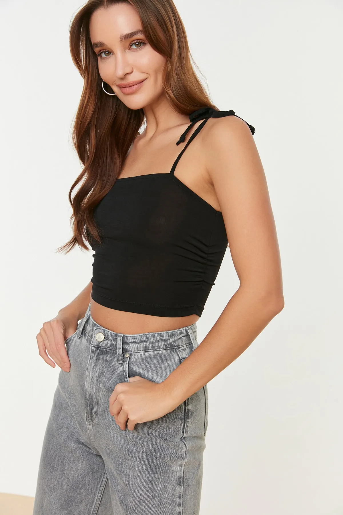 Trendyol Collection  Schwarzes figurbetontes, kurzes, flexibles Strick-Tanktop mit Trägern TWOSS21AL0115
