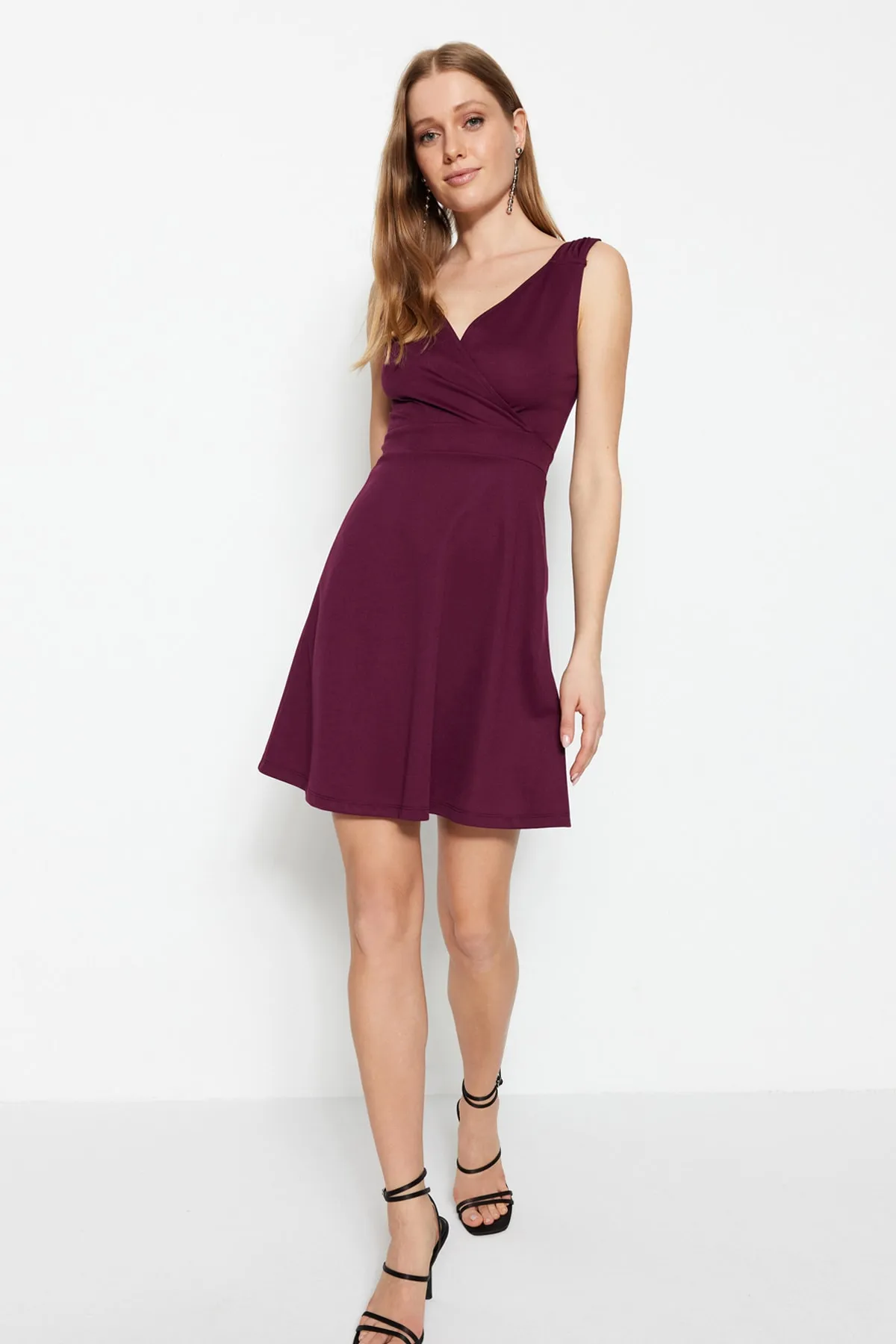 Trendyol Collection  Burgunderfarbenes Mini-Strickkleid aus Krepp mit offener Taille und zweireihigem Ausschnitt TWOSS20EL1579
