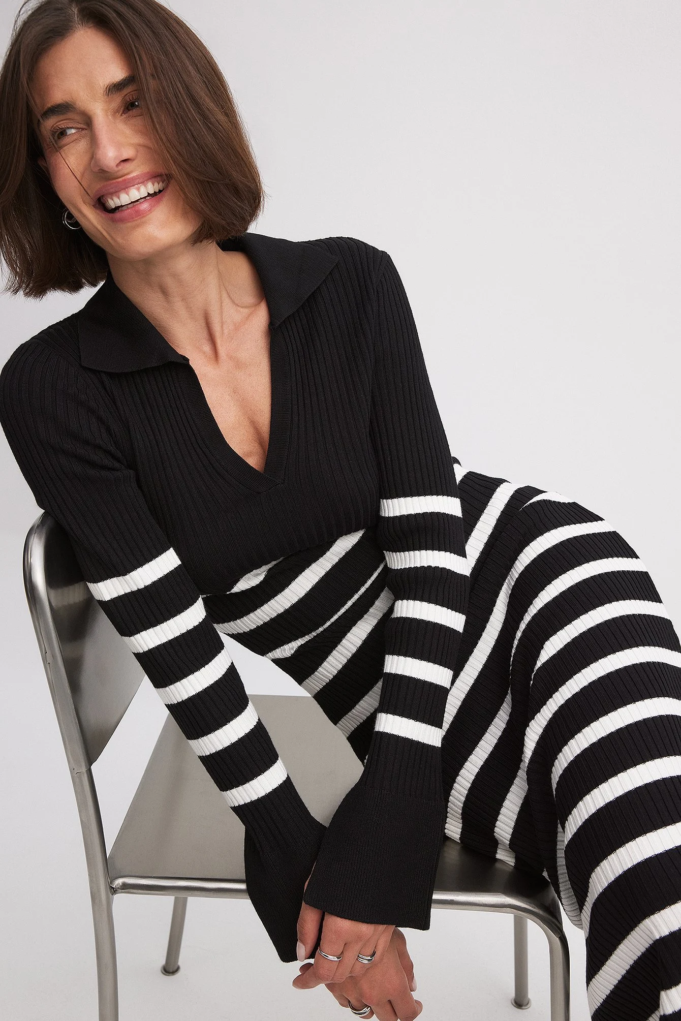 Gestreiftes Ripp-Strickkleid mit Trompetenärmeln
