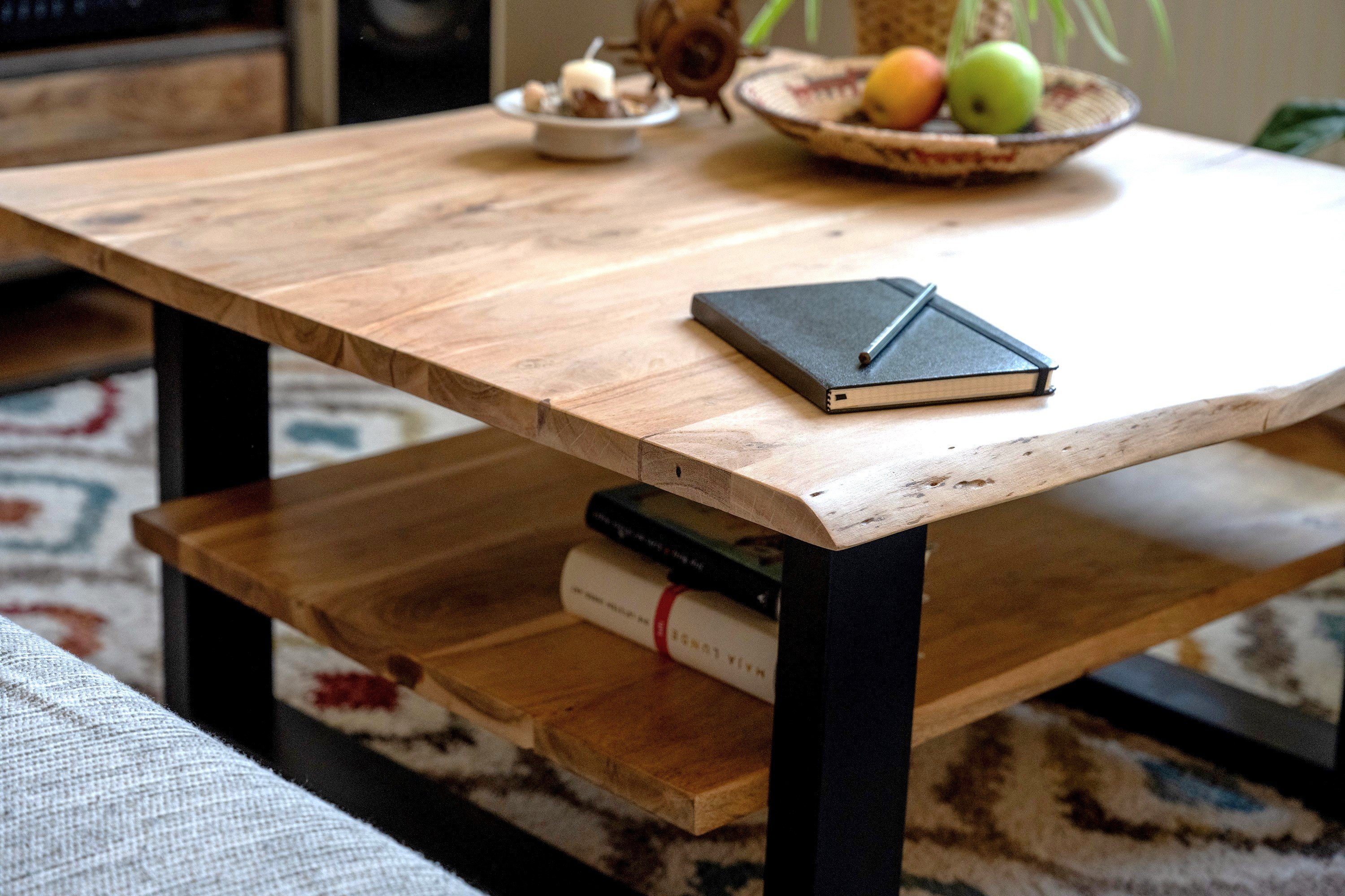 Junado® Couchtisch Patrick, Akazie Massivholz, Stärke Tischplatte 26mm, natürliche Baumkante