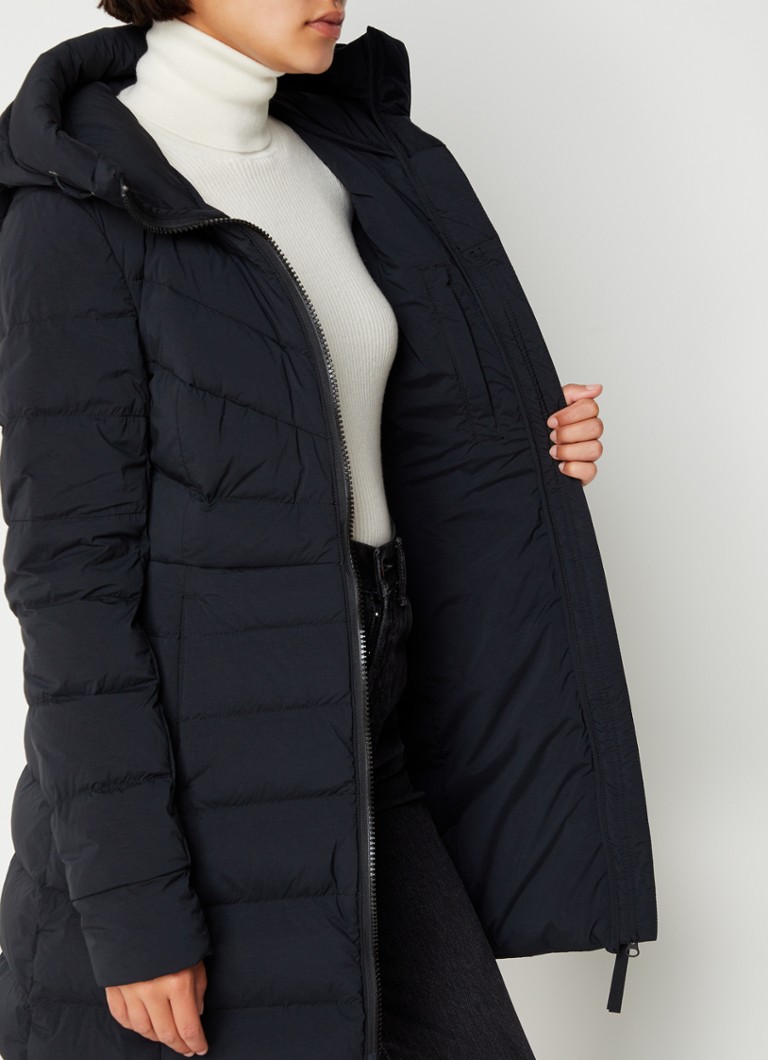 Jachetă matlasată Canada Goose Clair cu umplutură de puf și buzunare cu fermoar.