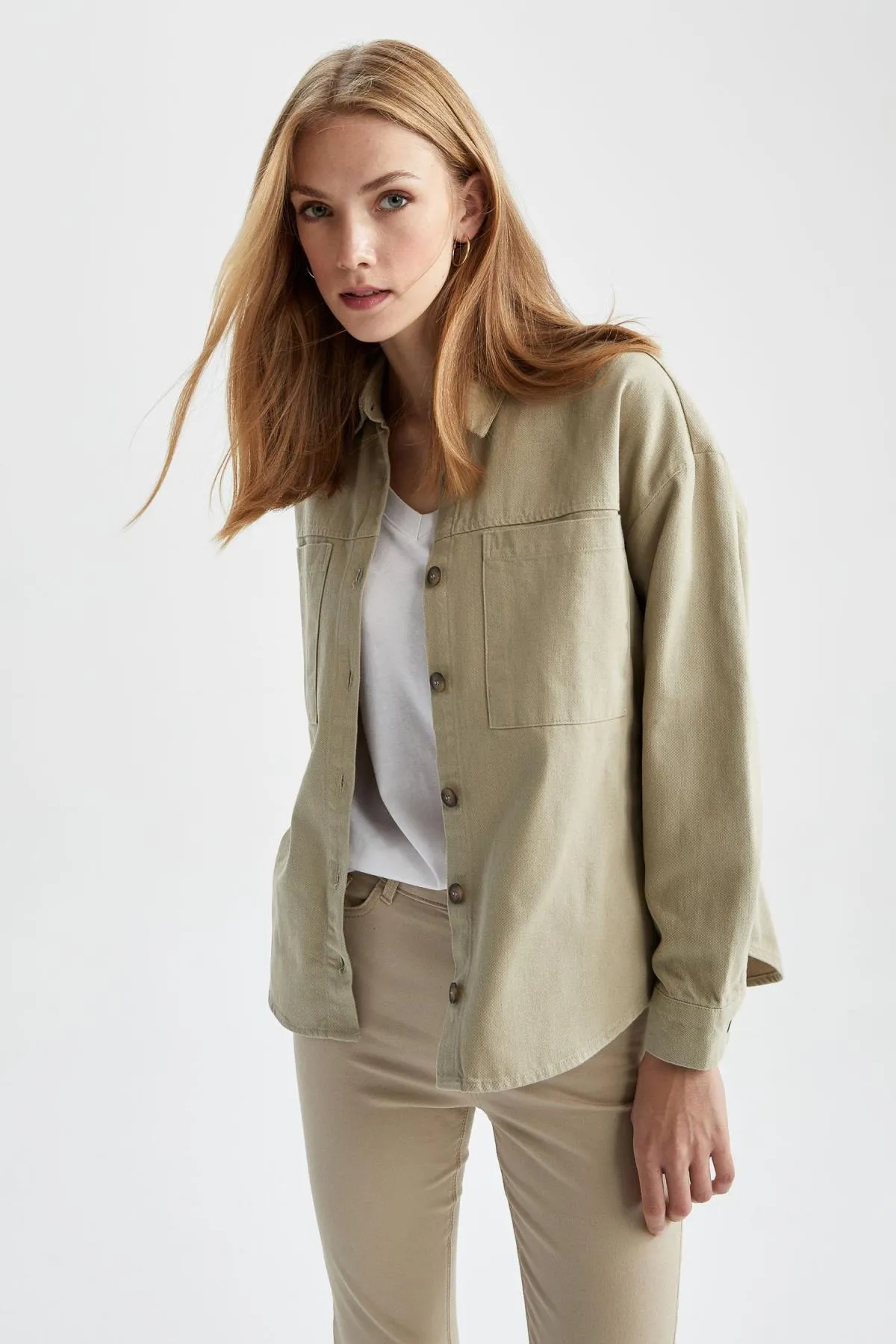 DeFacto  Langärmliges Gabardine-Hemd in Oversize-Passform aus 100 % Baumwolle V4728az23sp
