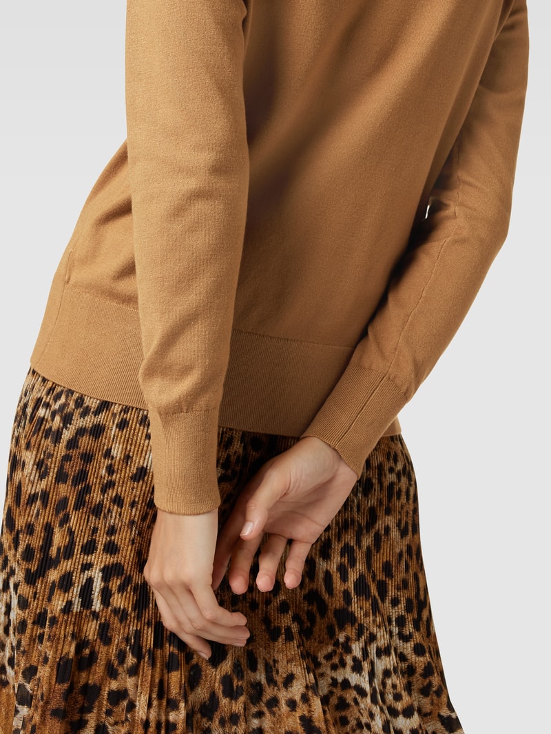 Rollkragenpullover aus Viskose-Mix mit gerippten Abschlüssen in camel