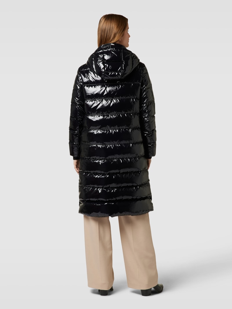 Daunenmantel mit Label-Patch in schwarz