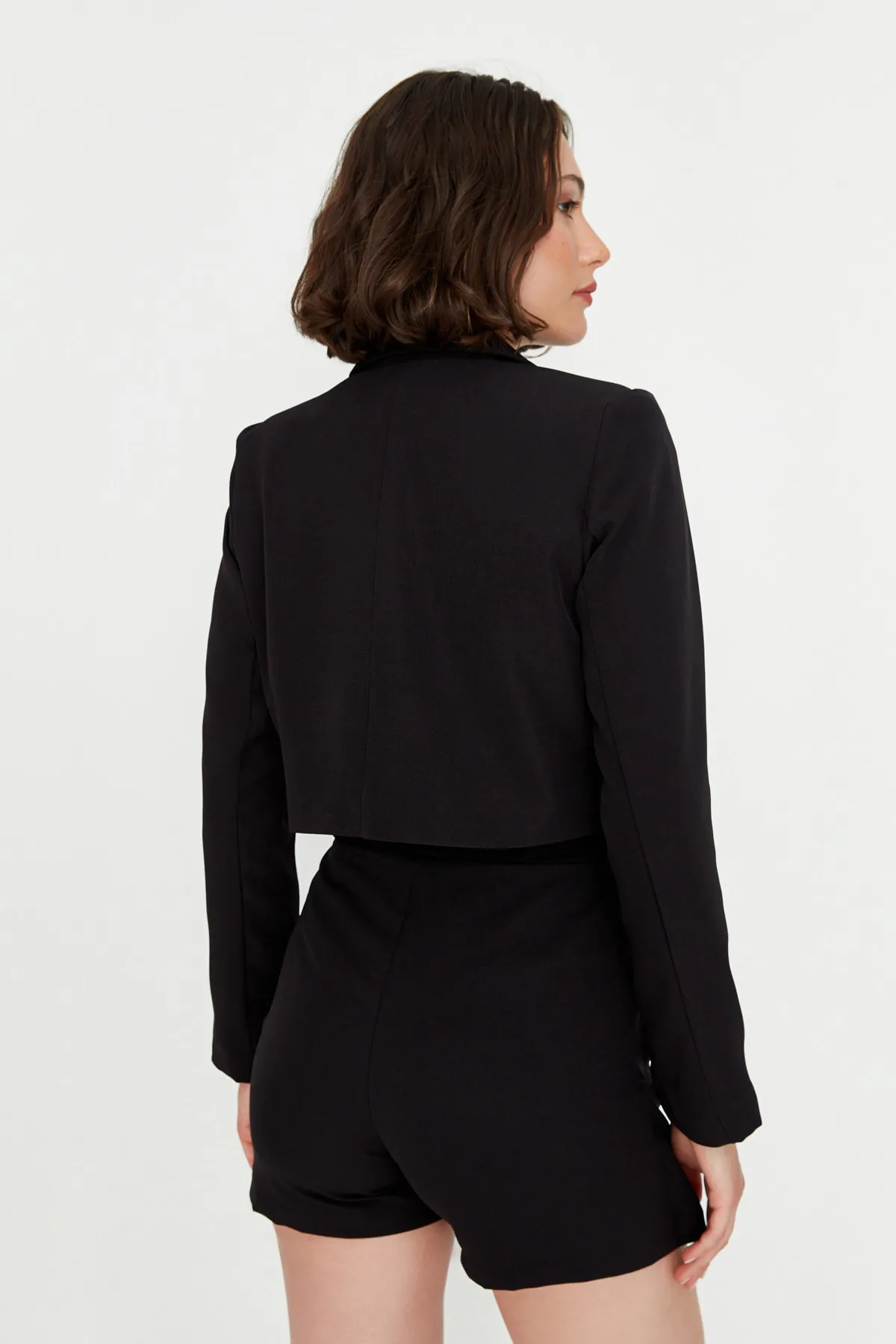 Trendyol Collection  Schwarze, kurze, gefütterte Blazerjacke aus Webstoff TWOAW22CE0086