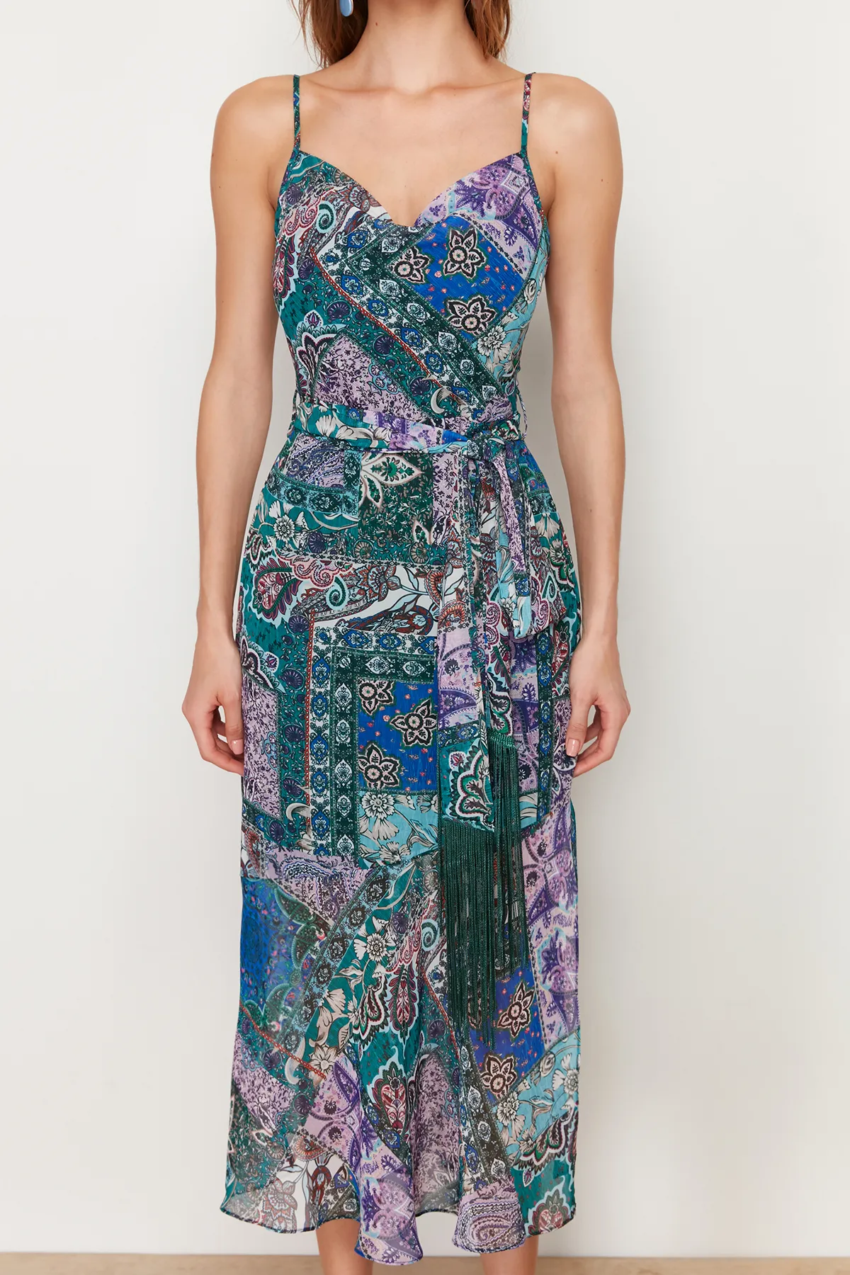 Trendyol Collection  A-Linien-Kleid aus lila Chiffon – Ethno-Muster, Gürtel, Quastendetail und Maxi-Futter TWOSS23EL01777