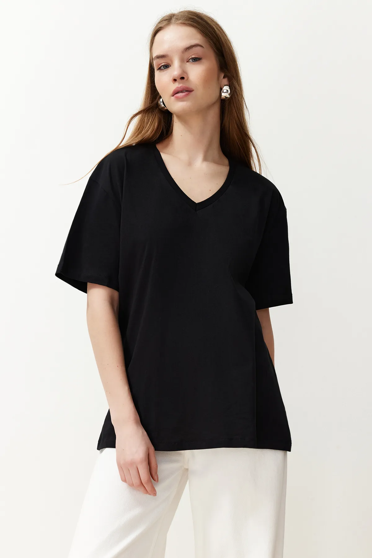 Trendyol Collection  Schwarzes Boyfriend-Strick-T-Shirt mit V-Ausschnitt aus 100 % Baumwolle TWOSS23TS00003