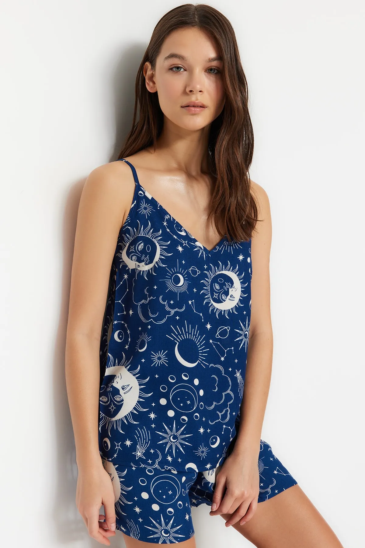 Trendyol Collection  Pyjama-Set aus Viskosegewebe mit Seilträgern und indigoblauem Galaxy-Muster THMSS23PT00006