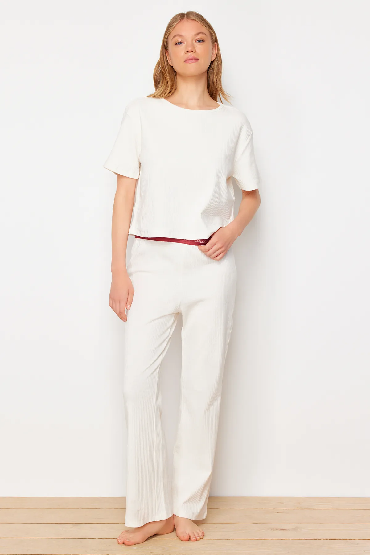 Trendyol Collection  Ecrufarbener, mit Slogan bedruckter, detaillierter Gummi-T-Shirt-Hose aus schnurgebundener Baumwolle, gestrickter Pyjama THMSS21PT1016