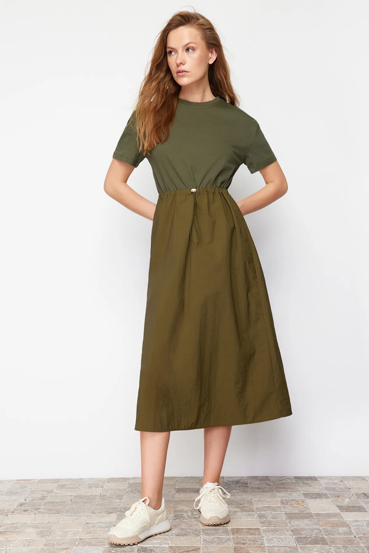 Trendyol Collection  Khakifarbenes A-Linien-Midikleid aus Strickstoff mit Detail TWOSS24EL00447
