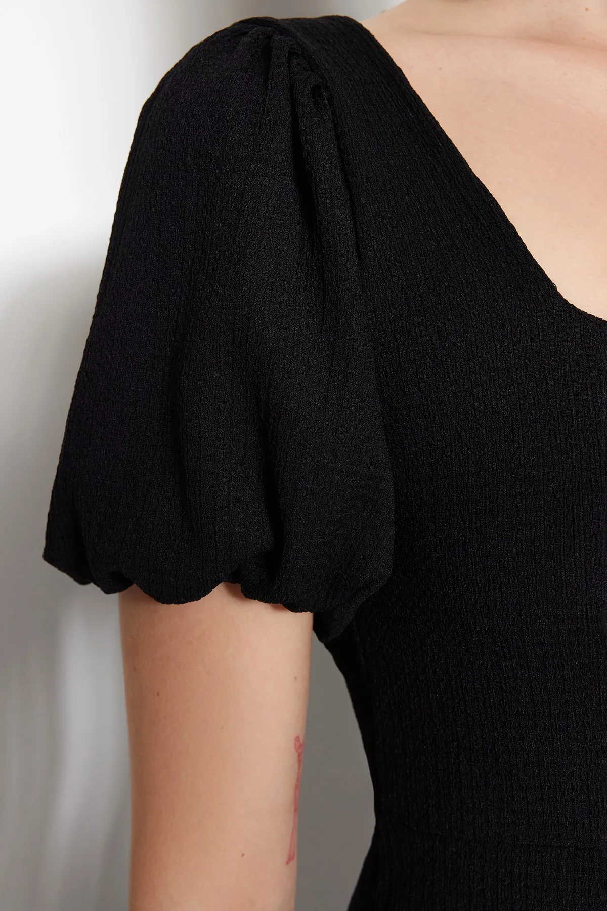 Trendyol Collection  Schwarzes A-Linien-Strickkleid mit quadratischem Ausschnitt, Ballonärmeln, Schlitzdetail, Wickel-/Strukturmuster TWOSS23EL01533