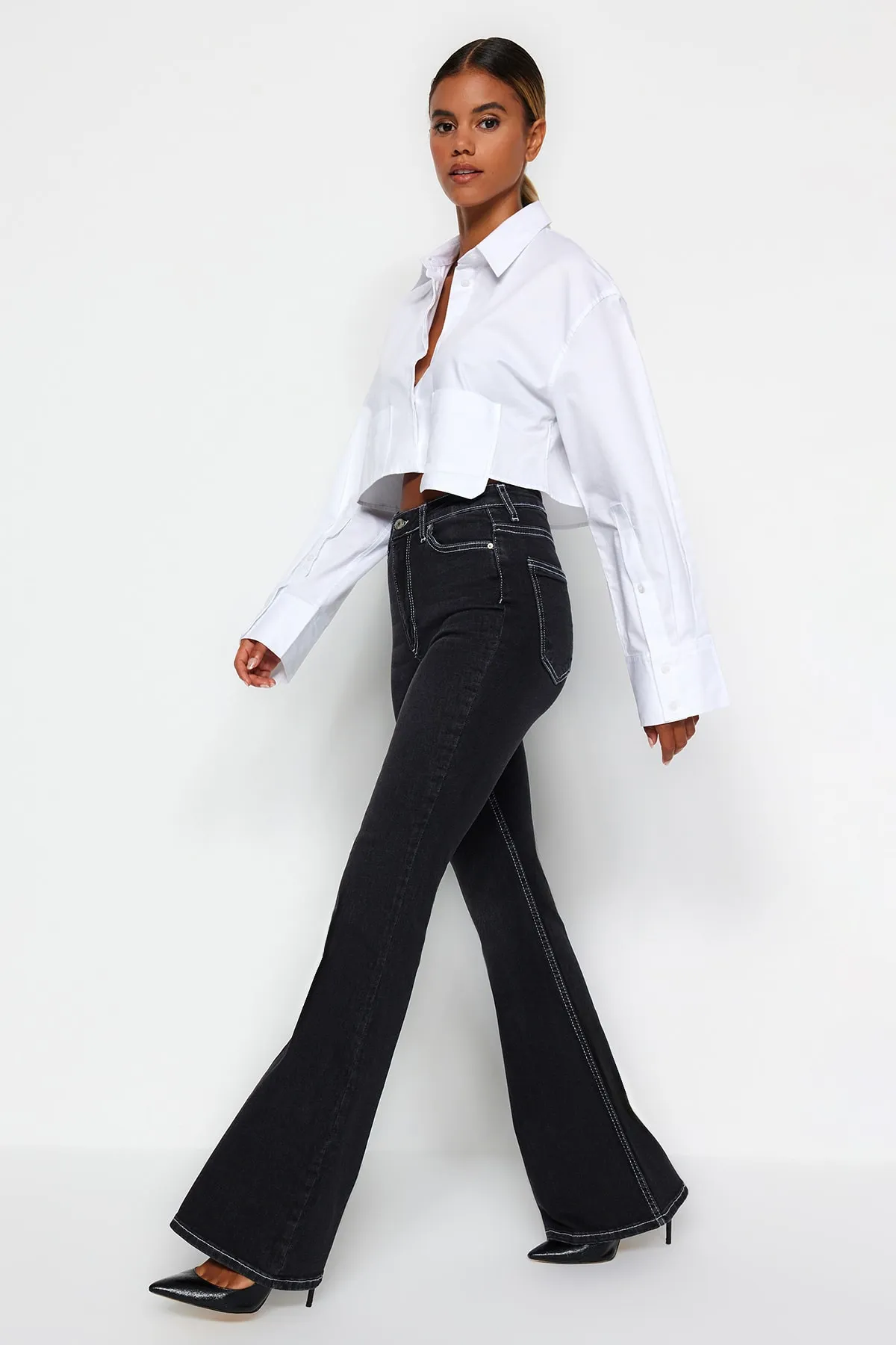 Trendyol Collection  Schwarze Schlagjeans mit hoher Taille TWOSS22JE0460