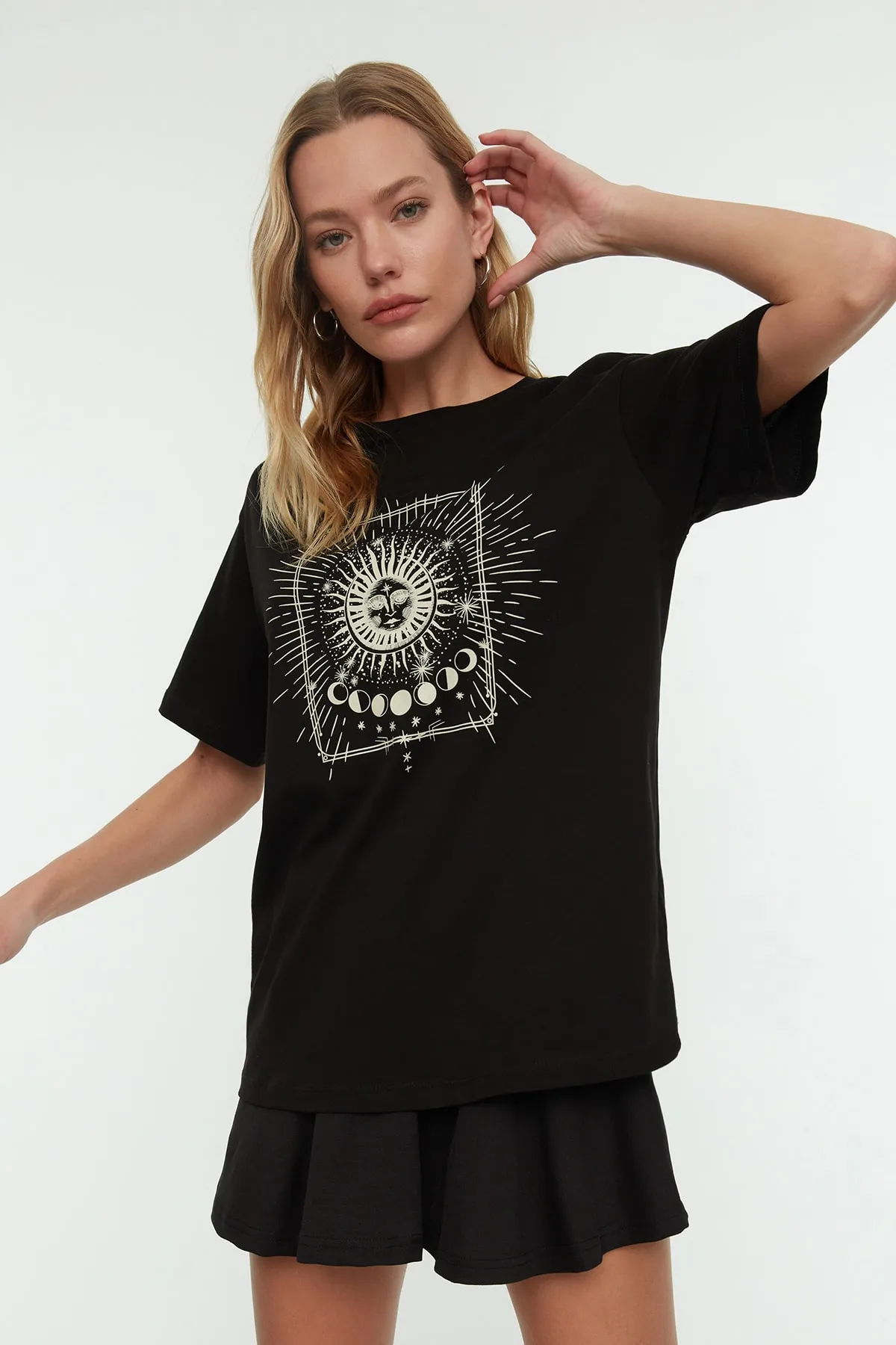 Trendyol Collection  Schwarzes, bedrucktes, übergroßes/weit geschnittenes Strick-T-Shirt mit Rundhalsausschnitt, 100 % Baumwolle TWOSS20TS0247