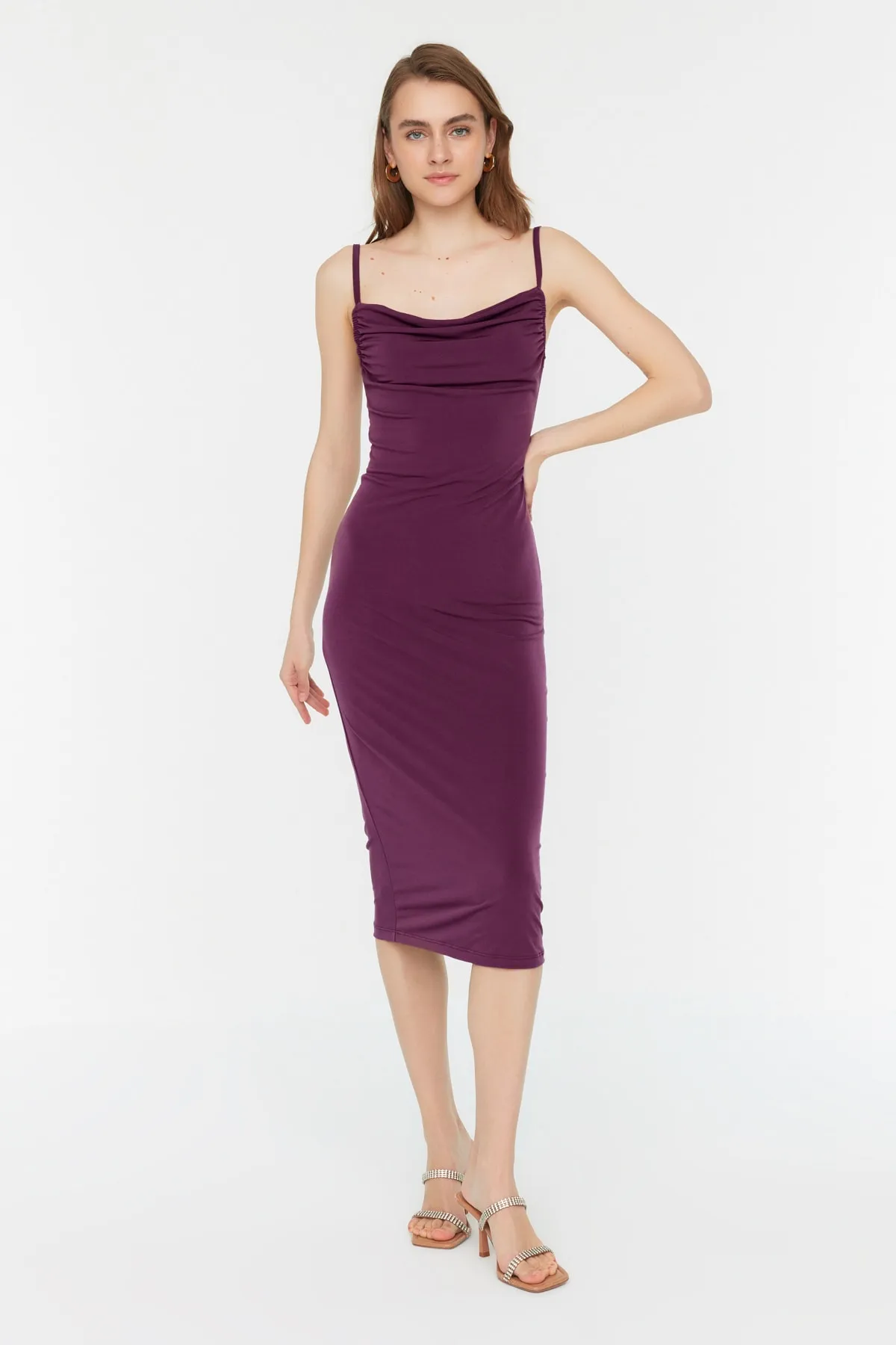 Trendyol Collection  Lila, tailliertes Midi-Bleistiftkleid aus flexiblem Strick mit Degaje-Kragen und Midi-Trägern TWOSS19AD0020