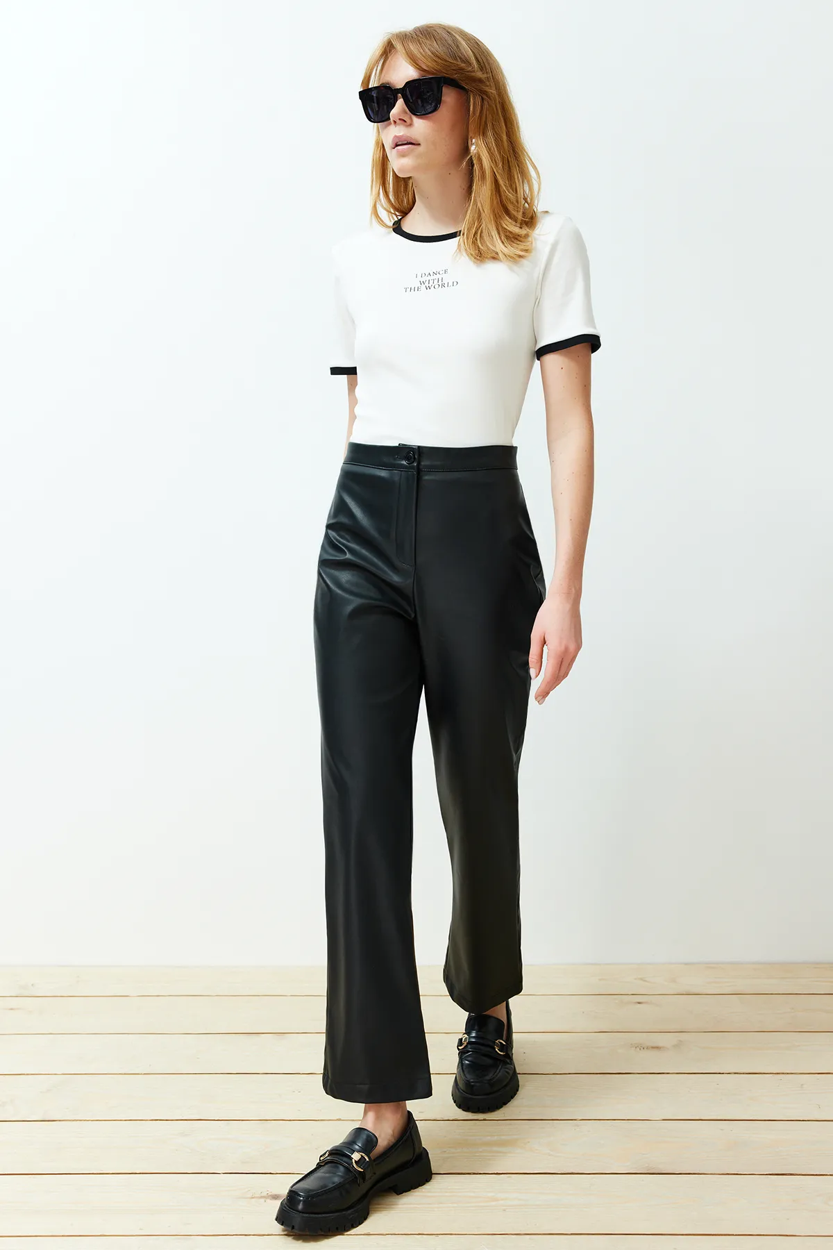 Trendyol Collection  Schwarze gerade/gerade geschnittene Hose aus gewebtem Kunstleder mit schmalem Bein TWOAW22PL0284