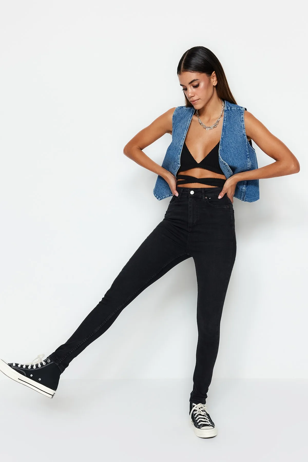 Trendyol Collection  Schwarze Skinny Jeans mit hoher Taille TWOSS23JE00075