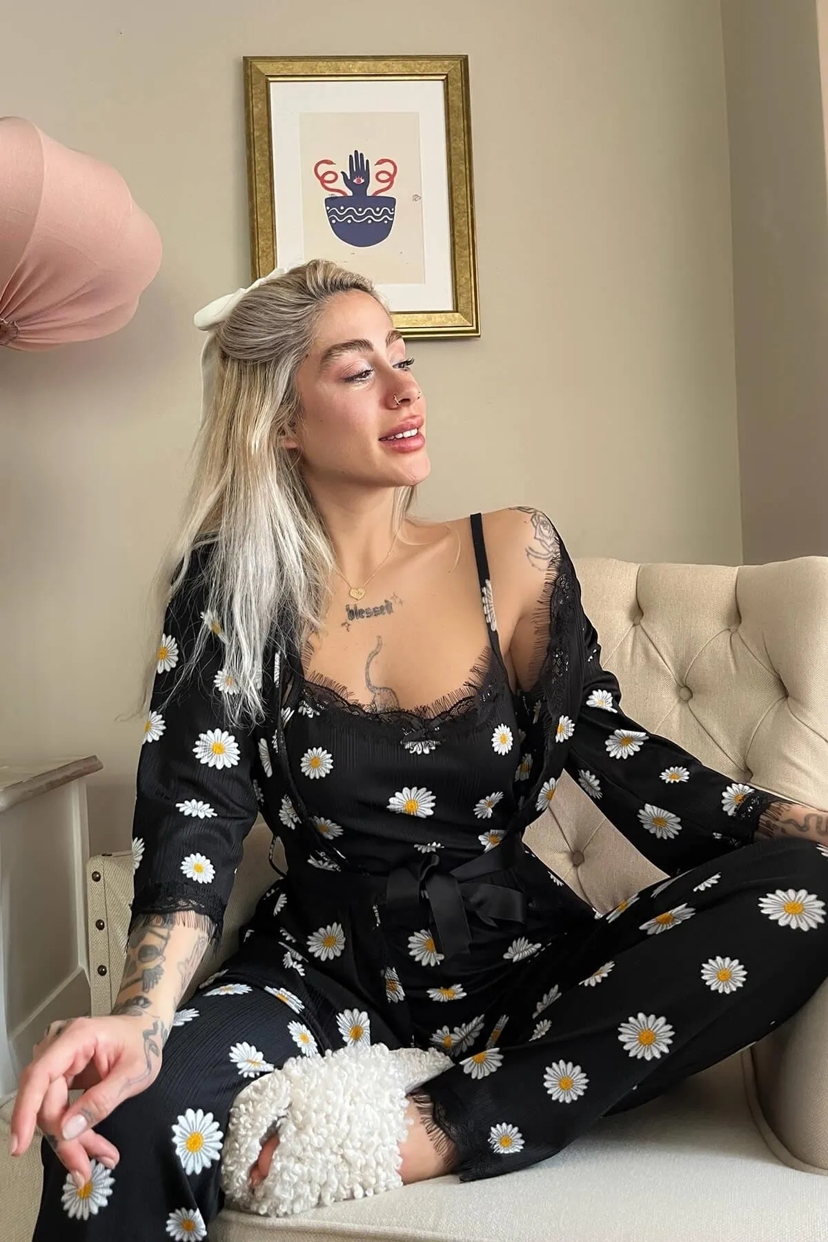 Pijamaevi  Schwarzes Pegasus-Pyjama-Set mit Gänseblümchenmuster und Morgenmantel