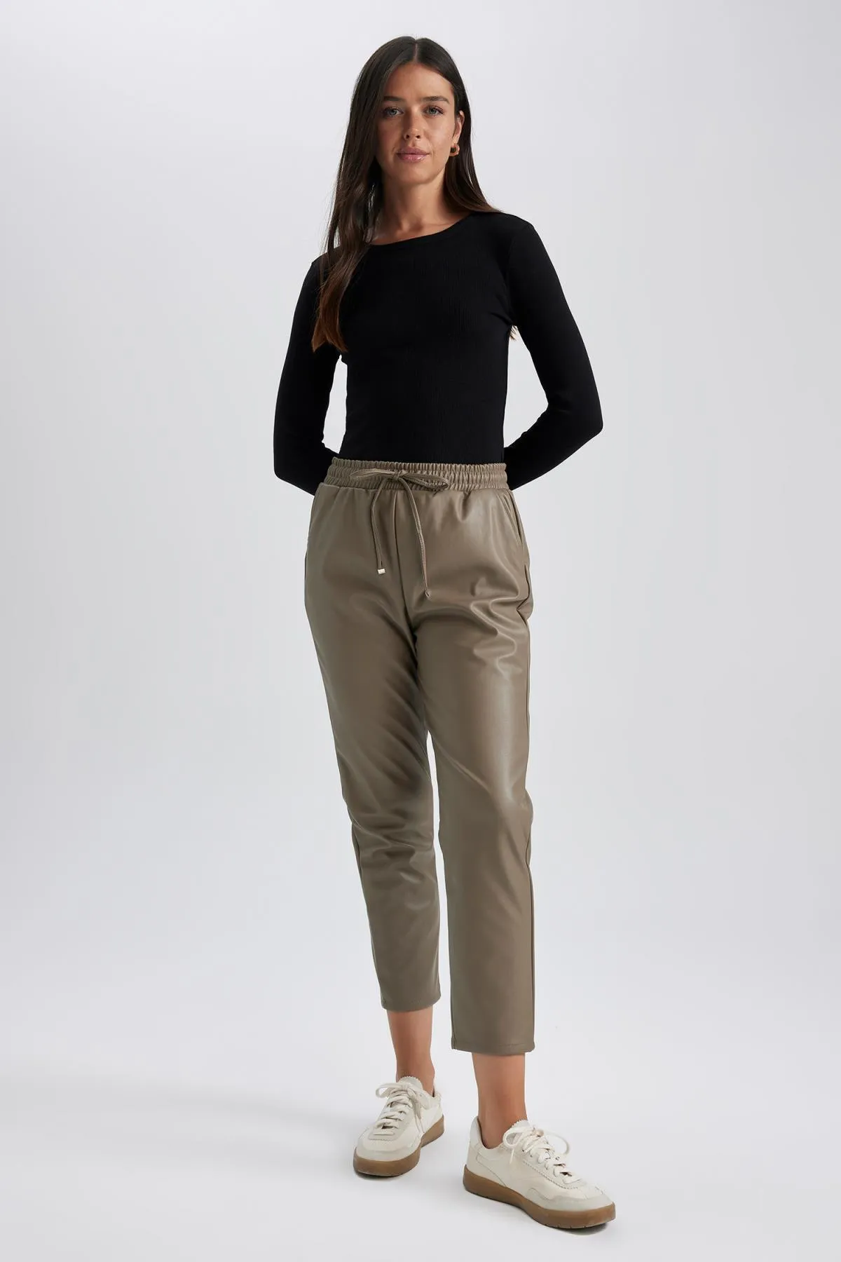 DeFacto  Hose aus Kunstleder mit hoher Taille und Joggertaschen