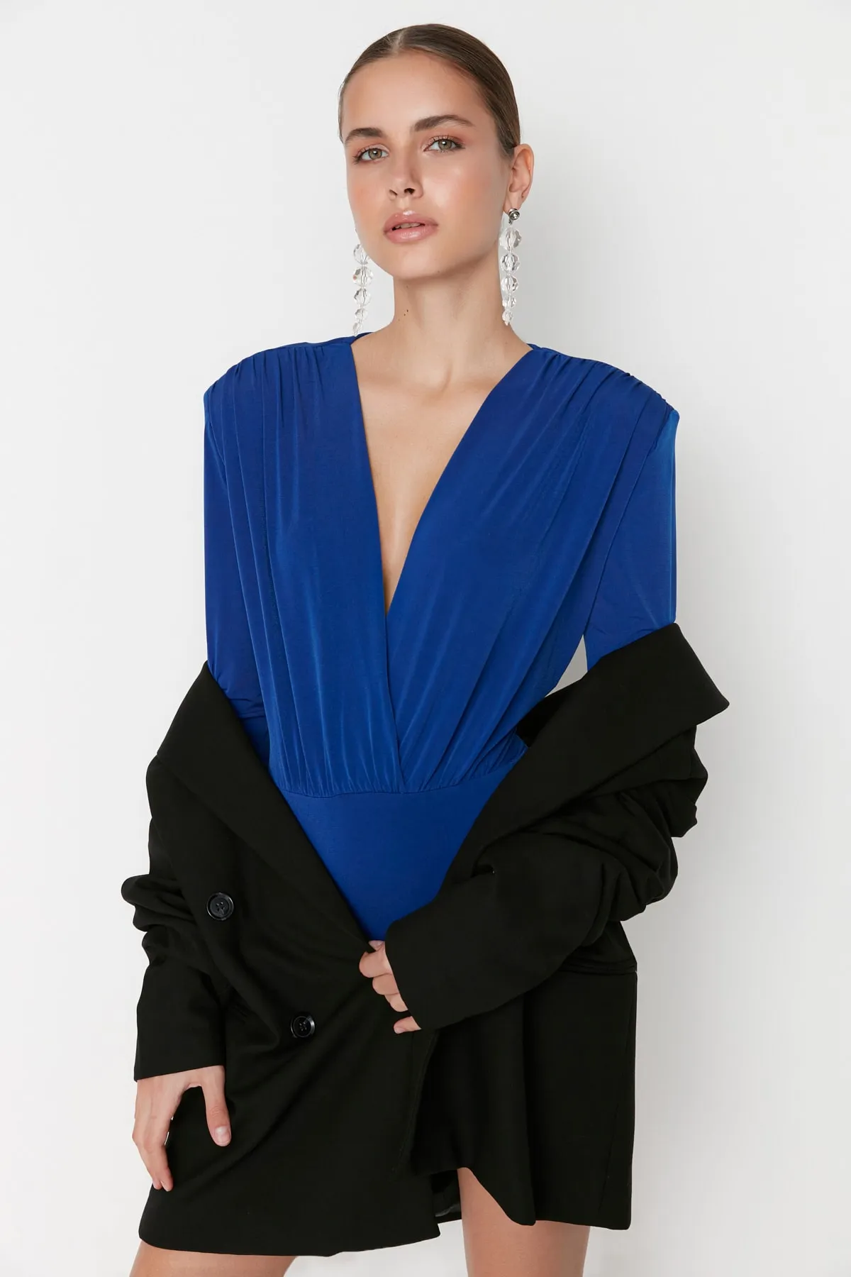 Trendyol Collection  Saks Zweireihiger Strick-Bodysuit mit V-Ausschnitt TPRAW22BD0161