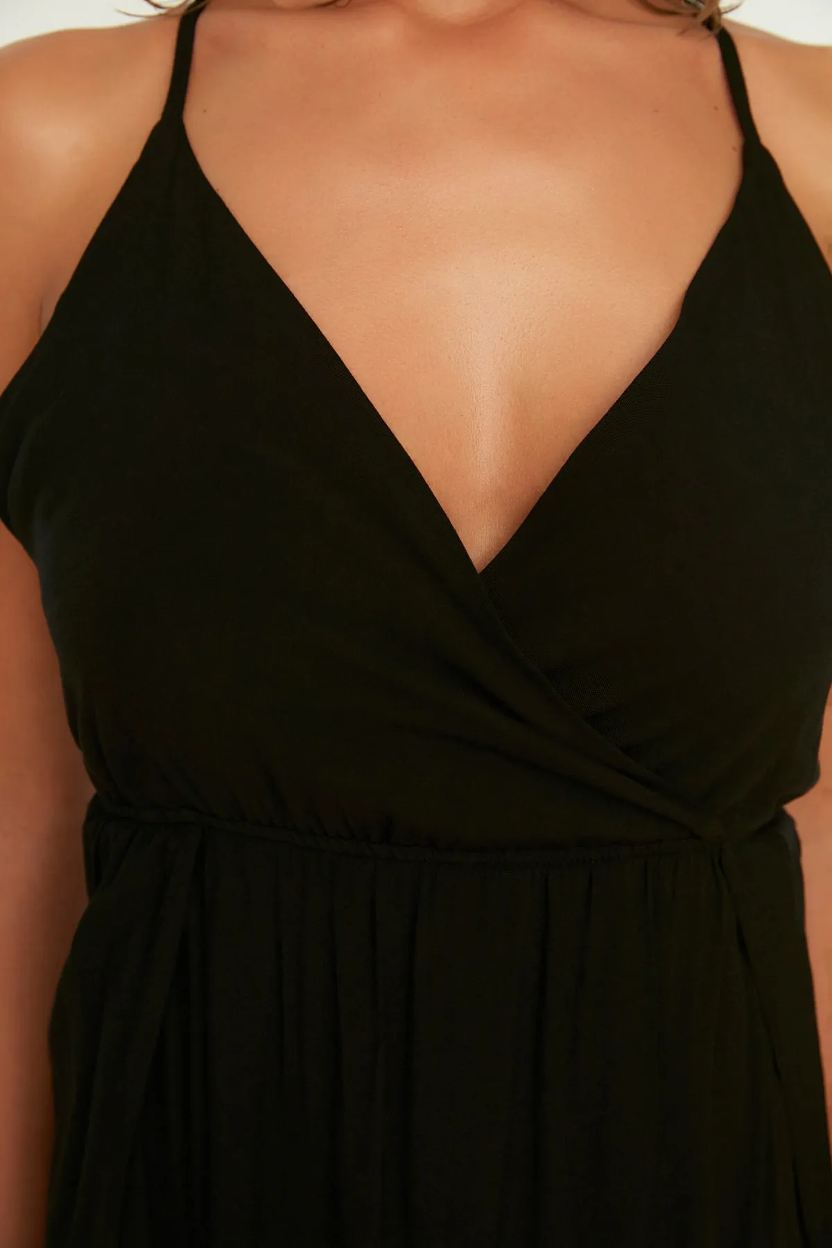 Trendyol Collection  Schwarzes Maxikleid mit gewebtem Schlitz TBESS22EL0840